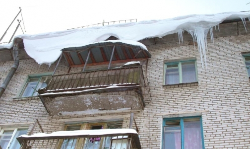 Семь петербуржцев пострадали из-за сосулек