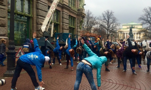 В Петербурге Всемирный день здоровья отметили зарядкой под дождем