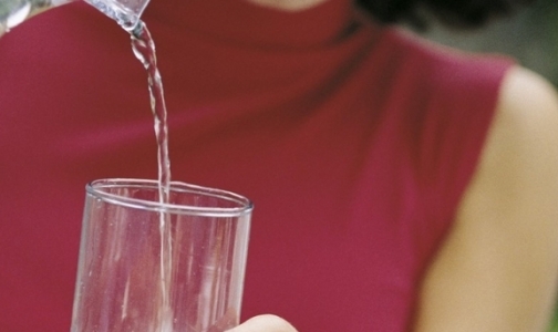 Практически 70 процентов граждан России считают воду из-под крана не хуже бутилированной