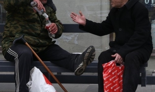На каникулах в НИИ скорой помощи спасали петербуржцев с отравлением метанолом