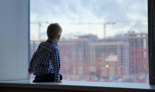 Детский омбудсмен Петербурга: Преградите малышам доступ к окнам