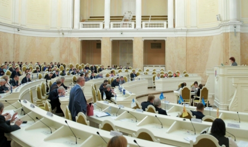 Петербургские депутаты поддержали пенсионную реформу — «грабеж под футбольную анестезию»