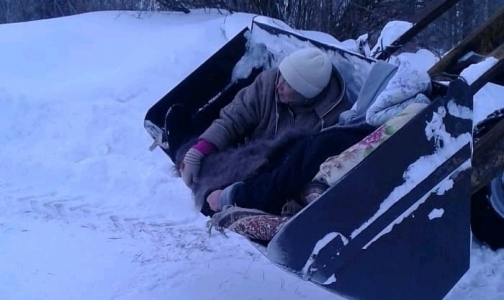 В Татарстане женщину с гипертоническим кризом «госпитализировали» в ковше экскаватора