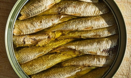 Эксперты забраковали известную марку шпрот за вкус и запах