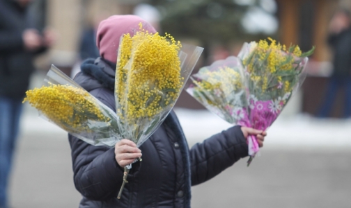 Клещ проснулся в мимозе и впился петербурженке в руку
