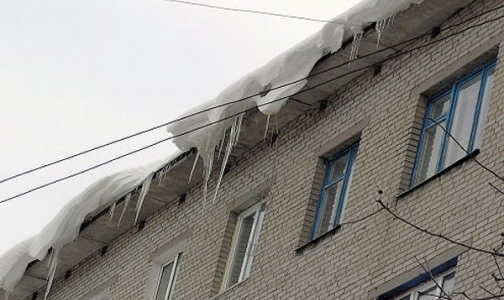 На коляску с младенцем рухнул ком снега