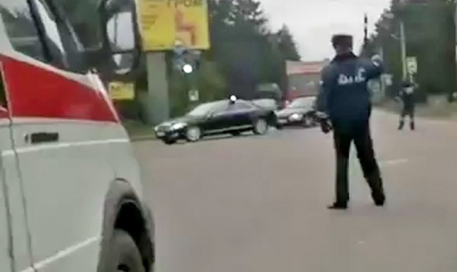 Блогеры обсуждают, как в Ленобласти из-за кортежа задержали «Скорую»