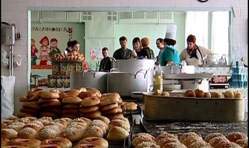 Школьники Петербурга просят продавать в столовых жвачку и газировку