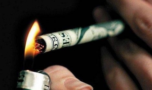 В месяц курильщики тратят на сигареты больше тысячи рублей