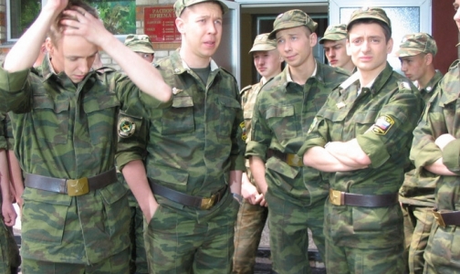 В Пушкинском военном госпитале пациентов кладут в процедурные кабинеты, в ВМА — на двухъярусные кровати