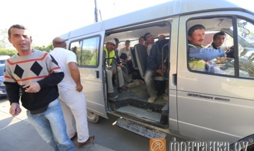 В больницу Боткина доставляют автобусами отравившихся рабочих со стройки в Пулково