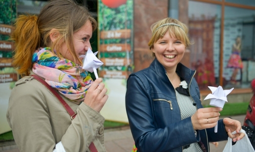 100 тысяч «Белых цветов» раздали в Петербурге в поддержку тяжелобольных детей