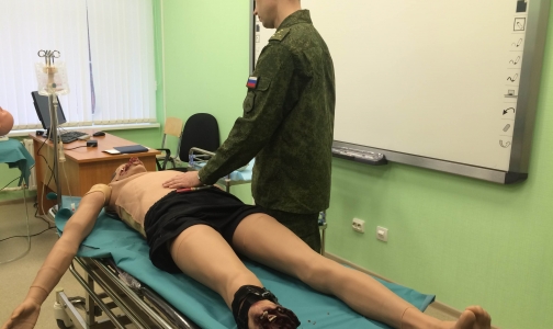 В Военно-медицинской академии учатся спасать раненых роботов