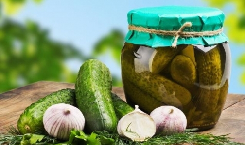 Какие маринованные помидоры и огурцы выбрать для новогоднего стола