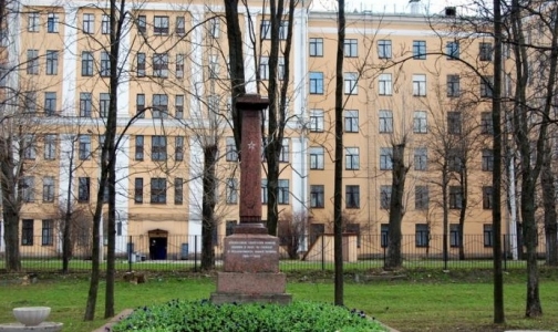 Петербурженку с желудочным кровотечением лечили в коридоре лекарствами за свой счет