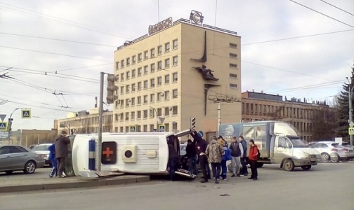 В Петербурге «Скорая» с беременной попала в ДТП и перевернулась