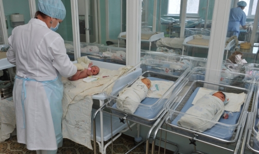 В Петербурге роды не отменяются, закрытые роддома обещают открыть «на днях»