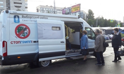 Петербуржцев начали прививать от гриппа у метро и магазинов