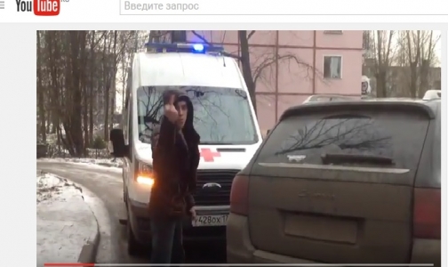 В Петербурге водитель иномарки преградил дорогу «Скорой» с лежачим пациентом