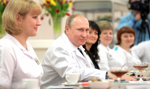 Путин: Через год зарплата врачей будет составлять 200% от средней по региону