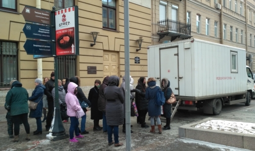 Почти сотне петербуржцев проверили здоровье лёгких у метро