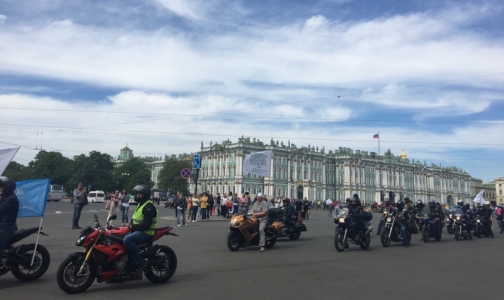 Петербургские врачи сели на мотоциклы и велосипеды