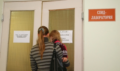 Конституционный суд разрешил людям с ВИЧ усыновлять детей