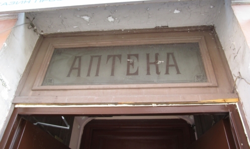 КГИОП пожаловался в полицию на замену старинного стекла в аптеке Пеля