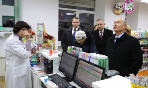 «Мы думали, вы приболели». Владимир Путин устроил ревизию в аптеке Петербурга