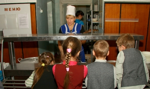 В школах и детсадах обяжут кормить детей продуктами с йодированной солью и бифидобактериями