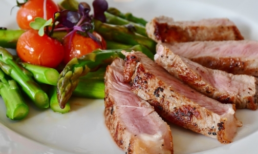 Ученые: Красное и белое мясо одинаково влияют на уровень холестерина
