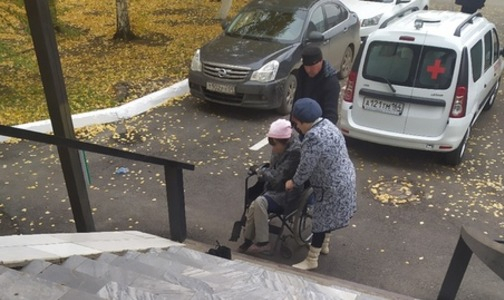 «Я привыкла»: россиянка в инвалидном кресле вынуждена заползать в больницу на коленях