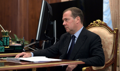 Медведев требует прекратить манипуляции со статистикой смертности в регионах
