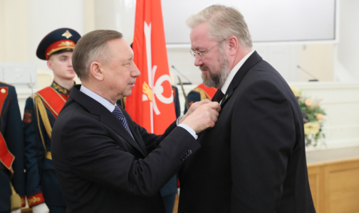Губернатор Петербурга вручил медикам государственные награды
