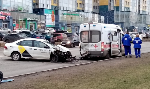 Фельдшера петербургской скорой отвезли в больницу после ДТП с такси