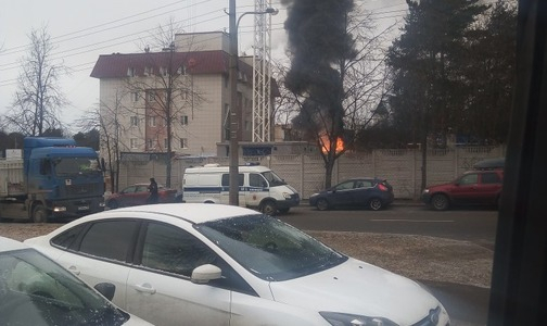 Больницу в Сестрорецке окружили дым и пожарные