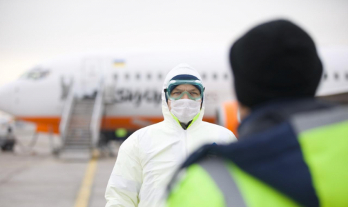 Забаррикадировали дороги и побили полицейских: украинцы встречают соотечественников из Уханя