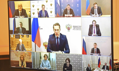 «Не надо ни на кого ничего перекладывать». Путин пожурил главу Минздрава за неразбериху с выплатами медикам