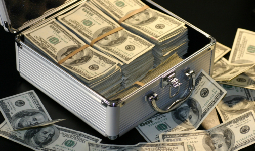 Минздрав: В 2019 году средняя зарплата медиков выросла на 7%