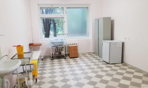 Боткинские «бараки» дождались ремонта. Начали с покраски стен