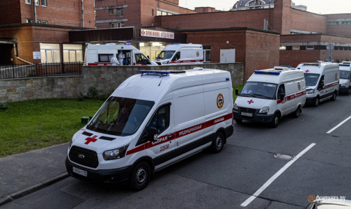 В Петербурге в сутки госпитализируют по 380 пациентов с коронавирусом