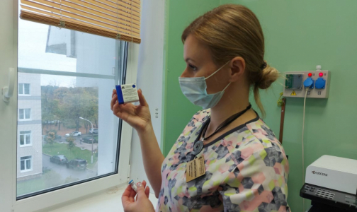 В Петербург прибывает вторая партия вакцины от коронавируса для медиков - 22 тысячи из них готовы привиться