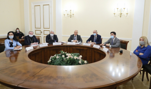 Беглов: Смольный старается сохранить плановую медпомощь и не перепрофилировать основные больницы