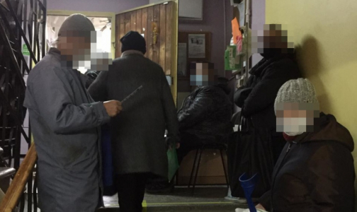 После лечения рака кишечника петербуржцы терпят часами в очереди за жизненно важными медизделиями