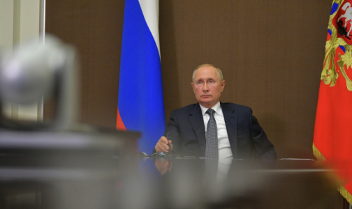 Путин поручил найти возможность 100-процентной оплаты больничных родителям дошкольников