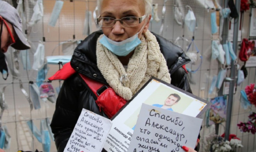 «Боль потерь останется навсегда». На Малой Садовой разобрали Стену памяти медикам, погибшим от COVID-19
