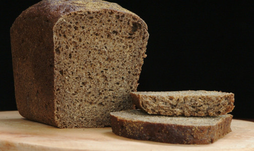 Диетолог объяснил, почему черный хлеб для диабетиков вреднее белого