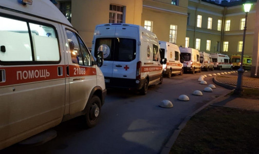 В "красной зоне" петербургской больницы пожаловались: "Работаем, как в аду"