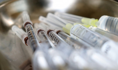 В Петербург летит тысяча доз «векторовской» вакцины от COVID-19. Роспотребнадзор тоже ее ждет