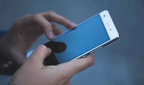 Невролог рассказала, почему человеку вредно спать рядом со смартфоном